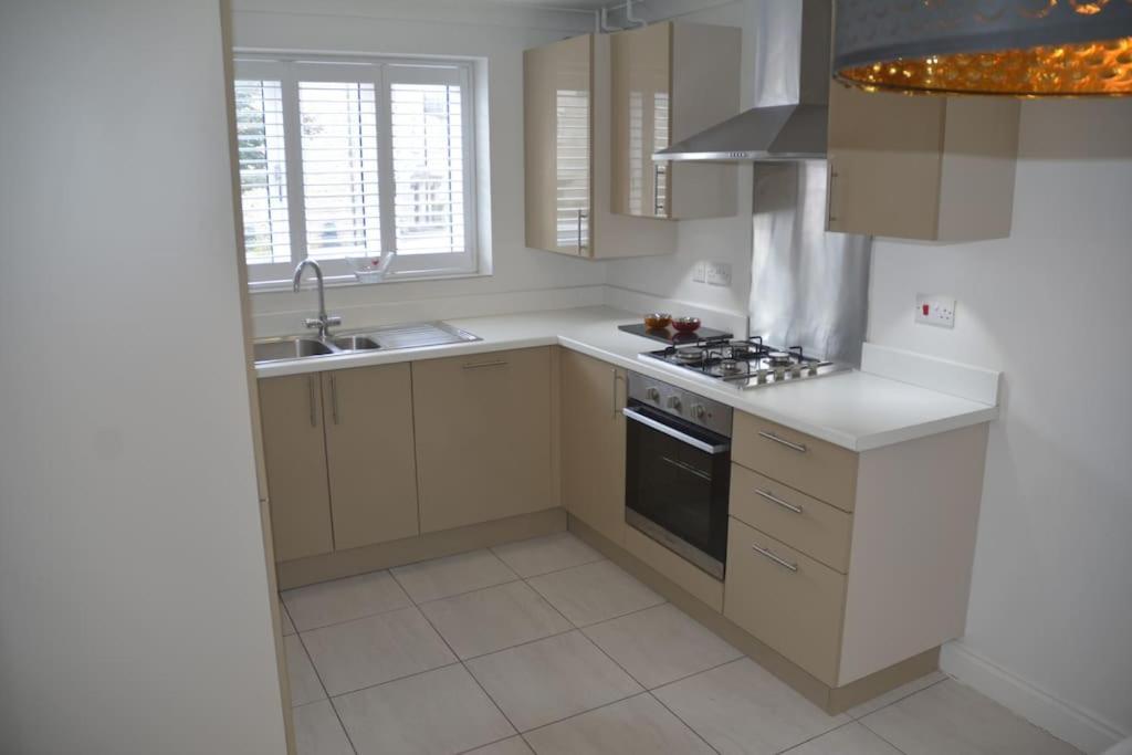 Modern Town House In Cotswolds - 3 Double Bedrooms Witney Exterior foto